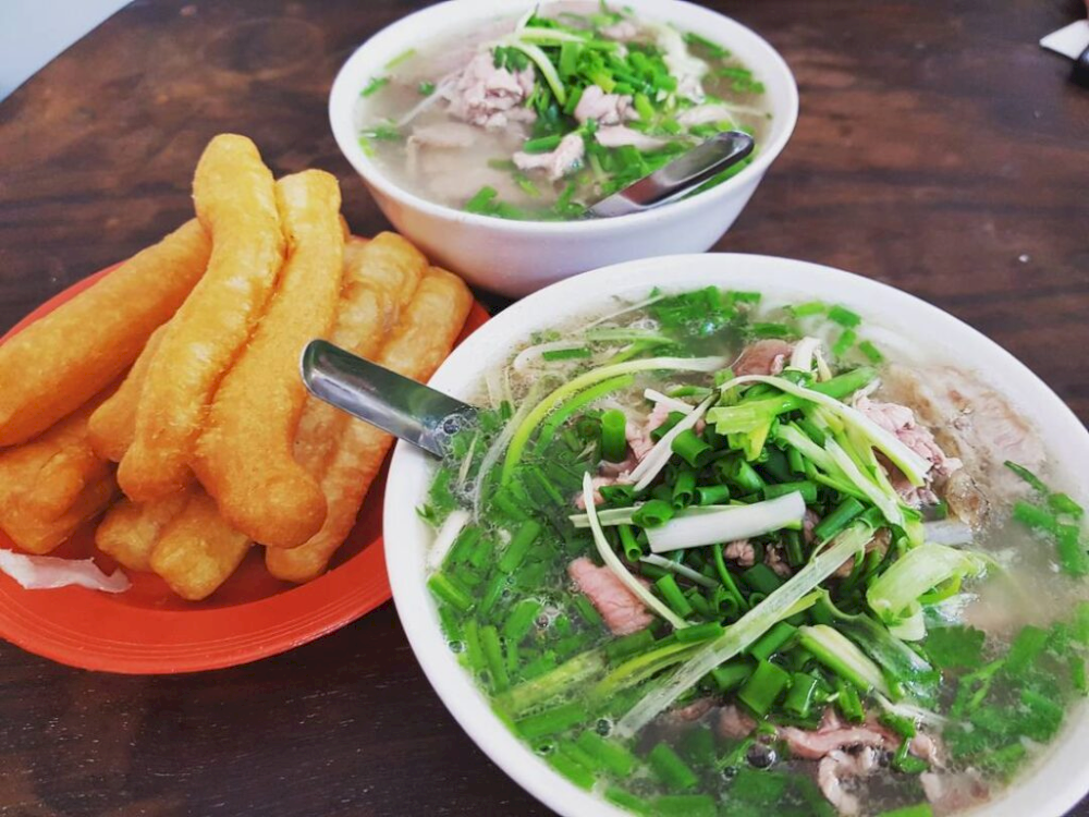 Pho Bat Dan is one of the oldest pho restaurants in Hanoi, with a history spanning over 50 years 